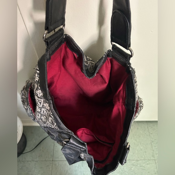 Skull black and white loungefly handbag. - Picture 7 of 8